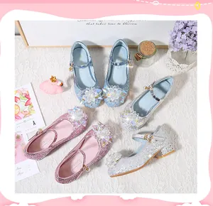 Détail de chaussures de princesse à paillettes avec fleurs de cristal et bride perle