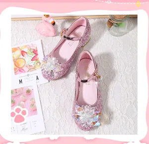 Détail de chaussures Mary Jane à paillettes roses avec fleur en cristal et perles