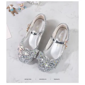 Detail von silbernen Glitzer-Mary-Janes für Mädchen mit einer Strass-Schmetterlingsschleife