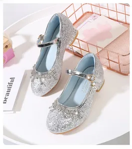 Détail de chaussures Mary Jane argentées à paillettes pour filles avec strass et perle