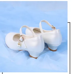 Détail arrière des chaussures de princesse Mary Jane blanches avec boucle en perles élégante