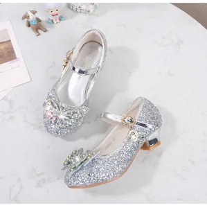 Detailansicht silberner Glitzerprinzessinnenschuhe mit Strassschleife und Sternanhänger