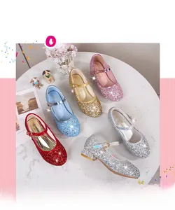 Draufsicht auf funkelnde Mary Jane Prinzessinnenschuhe mit Pailletten in Metallic-Farben