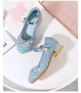 Détail de chaussures Mary Jane à paillettes bleues avec boucle perle et pompon strass