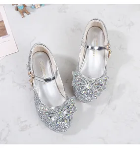 Detail von silbernen Prinzessinnen-Schuhen für Mädchen mit Glitzer und Strass-Schleife