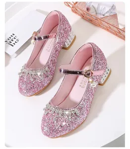 Vue détaillée des chaussures de princesse roses à paillettes avec nœuds et perles