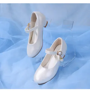 Détail de chaussures Mary Jane blanc perle pour fille avec perle et boucle dorée
