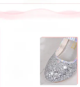 Nahaufnahme des funkelnden silbernen Paillettenstoffs der runden Prinzessinnenschuhe