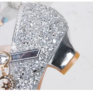 Detailansicht der silbernen Pailletten-Prinzessinenschuhe mit glitzerndem Sternen-Anhänger