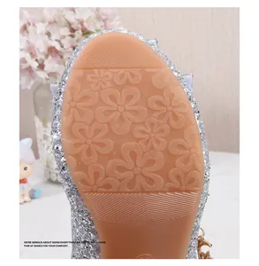 Nahaufnahme der rutschfesten Gummisohle mit Blumenmuster für Mädchen-Prinzessinenschuhe