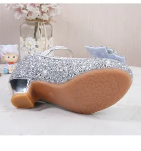 Makroaufnahme von glitzernden Mädchen-Prinzessinenschuhen mit rutschfester Gummisohle