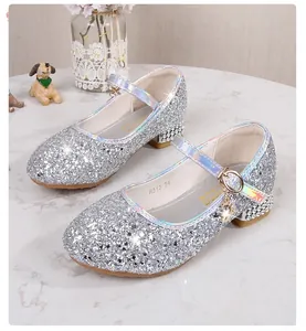 Detail von silbernen glitzernden Mädchen-Prinzessin-Schuhen mit Strasssteinen und Pailletten