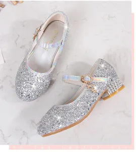 Detail der silbernen Pailletten-Mary-Jane-Schuhe für Mädchen mit Sternanhänger und Absatz
