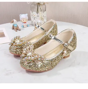 Detail von goldenen Pailletten-Ballerinas für Mädchen mit Kristallschleife und Strass