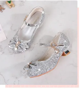 Dettaglio di scarpe Mary Jane argentate con paillettes per bambine e fiocco di perle