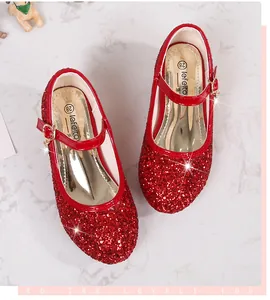 Details roter Mädchen Mary Jane Schuhe mit Glitzer-Finish und goldener Schnalle