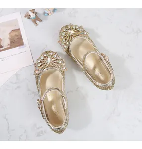 Detailaufnahme goldener Mädchen-Prinzessinenschuh mit glitzernden Pailletten und Schleife