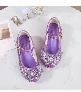 Detailansicht der lila Glitzer-Ballerinas für Mädchen mit Strass-Schleife und Verschluss