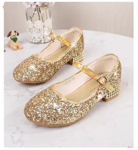 Detail der goldfarbenen Mädchen-Mary-Janes mit Pailletten, Perlenferse und Klettverschluss