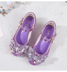 Detailansicht lila Pailletten-Mary Janes mit funkelnder Strass-Schleife für Mädchen