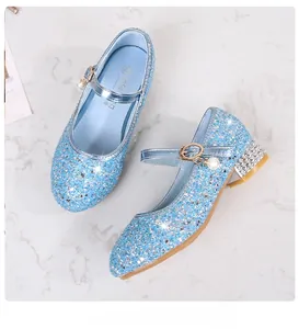 Detail der silbernen Glitzer-Mary-Janes mit Perlenschnalle und Strass-Blockabsatz