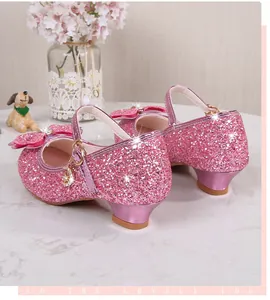 Dettaglio scarpe Mary Jane con glitter rosa, fiori e cinturino con fibbia per bambina