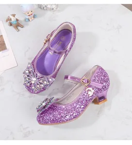 Makroaufnahme: Lila Mädchen-Prinzessinenschuh mit Strassschleife und Mondanhänger