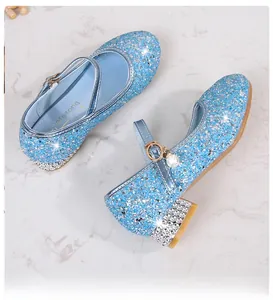 Details von hellblauen Pailletten-Mary-Janes für Mädchen mit Perlenschnalle und Glitzerabsatz