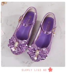 Dettaglio scarpa Mary Jane con paillettes viola, fiocco di cristallo e perla