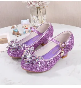 Detail von lila Pailletten-Prinzessinenschuhen für Mädchen mit Strass-Schleife