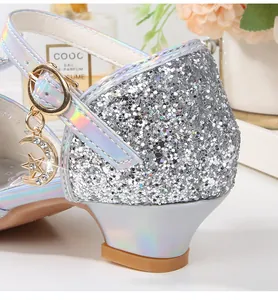 Vista de primer plano de zapatos de princesa con lentejuelas y colgantes de luna