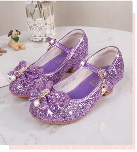 Dettaglio scarpe principessa viola glitterate con fiocco di perle e strass