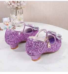 Details lila Pailletten Mary Janes mit Strass-Schleife und kleinem Mondanhänger