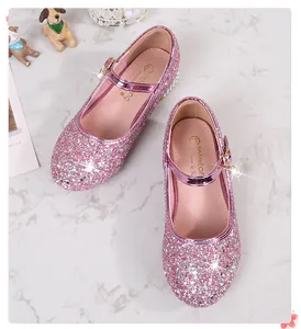 Detaillierte Draufsicht auf rosa funkelnde Mary Jane Prinzessinnenschuhe für Mädchen