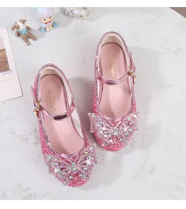 Detail von rosa Glitzer-Mary Jane-Schuhen für Mädchen mit einer großen Strass-Schleife