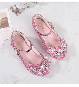 Detailansicht der rosa Glitzer-Mary-Jane-Schuhe für Mädchen mit großer Strass-Schleife