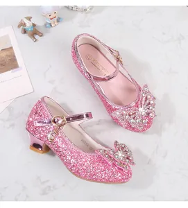 Detail von rosa Pailletten-Mary Janes mit Strass-Schleife und Mond-Anhänger