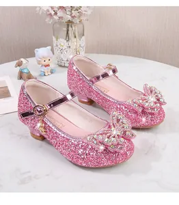 Detail von rosa Glitzer-Prinzessin-Schuh für Mädchen mit Strass-Schleife auf Marmor