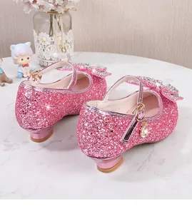 Detailaufnahme der rosa glitzernden Prinzessinnenschuhe für Mädchen mit Kristallschleife