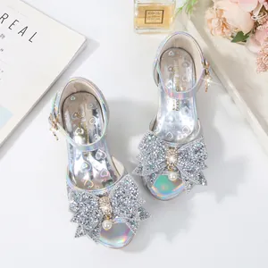 Sandalias de princesa plateadas para niñas con lazo de lentejuelas y dijes de perlas