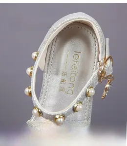 Detail of silver girls' sandals with pearl straps and high-rebound cushioned insoles