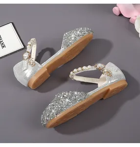 Detailansicht der glitzernden silbernen Mädchen-Prinzessinenschuhe mit Perlen und Sternen