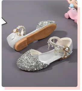 Zapatos plateados de princesa para niña con lentejuelas y detalle de borla de strass
