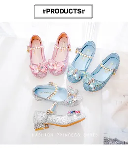 Vue détaillée de chaussures de princesse pour filles avec nœuds brillants et brides en perles