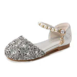 Glitzernde silberne Mary Jane Schuhe für Mädchen mit Perlenriemen und Mondanhänger