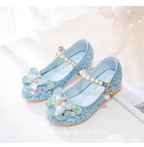 Détail d'une chaussure de princesse à paillettes bleu clair avec bride en perles