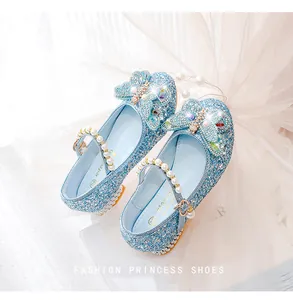 Détail de chaussures Mary Jane bleues à paillettes avec papillon en cristal pour filles