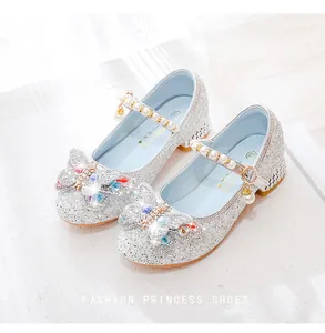 Détails de chaussures Mary Jane argentées pailletées avec nœud en strass et bride perle