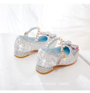 Détails de chaussures princesse argentées pour filles avec nœud strass et bride perle