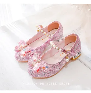 Détail de chaussure princesse rose à paillettes pour fille avec bride en perles